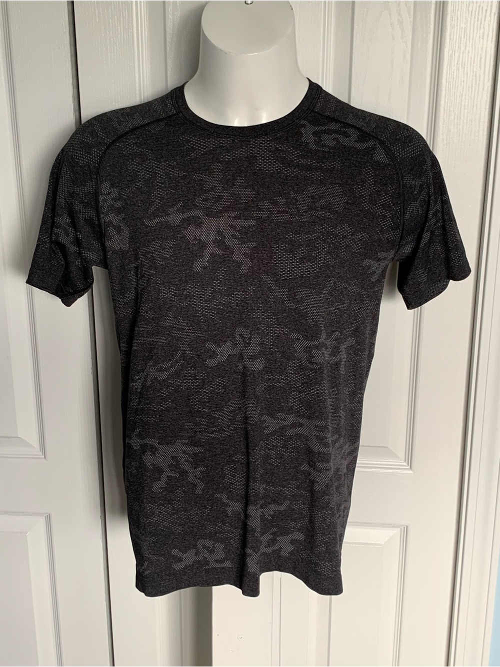 Men's Lululemon Black Camouflage Short-Sleeve Performance Shirt.